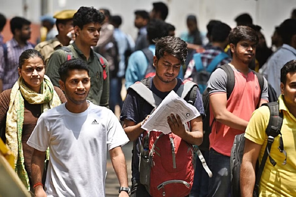  SC /ST பிரிவு தேர்வர்கள் இத்தேர்வை மீண்டும் எழுதக் கட்டுப்பாடுகள் இல்லை. OBC 9 முறை மற்றும் PwBD/பொதுப் பிரிவினர் 9 முறை எழுதலாம். மாற்றுத் திறனாளிகளுக்கான உள்ள சலுகைகளுக்கு அறிவிப்பில் இடம்பெற்றுள்ளது. இந்தியக் குடிமைப் பணி தேர்வுகளுக்கு https://upsconline.nic.in/ என்ற இணையத்தளத்தில் பதிவு செய்து பின்னர் ஆன்லைனில் விண்ணப்பிக்க வேண்டும். விண்ணப்பக்கட்டணமாக ரூ.100 ஆன்லைனில் செலுத்தி விண்ணப்பிக்க வேண்டும்.
