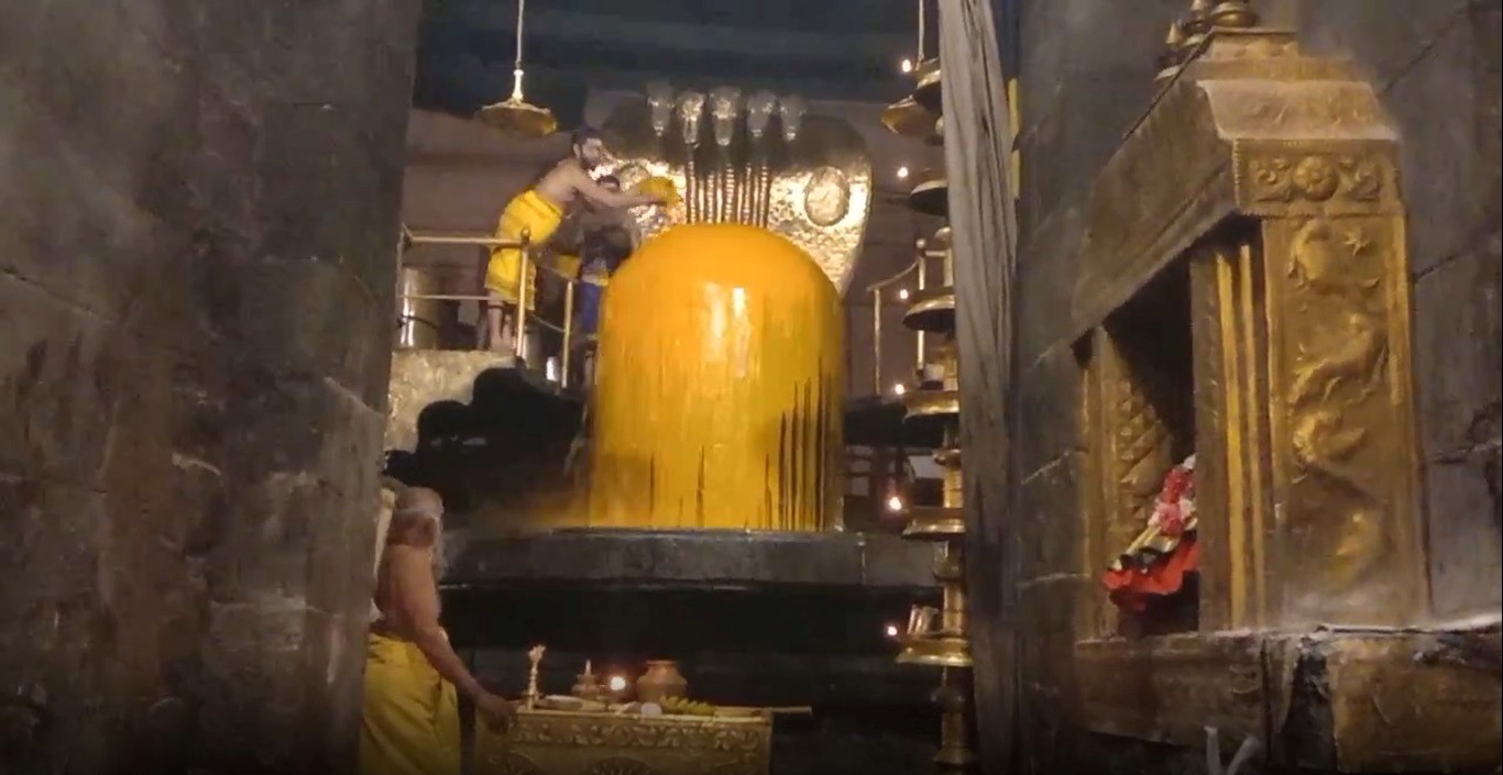  இன்று மகா சிவராத்திரி மற்றும் மகா சனி பிரதோஷத்தை முன்னிட்டு பெருவுடையாருக்கு ஏற்ற பெருநந்திக்கு மஞ்சள், சந்தனம், பால், தயிர், திரவிய பொடி, இளநீர், கரும்பு சாறு உள்ளிட்ட 9 வகையான திரவியங்களால் அபிஷேகம் நடைபெற்றது.