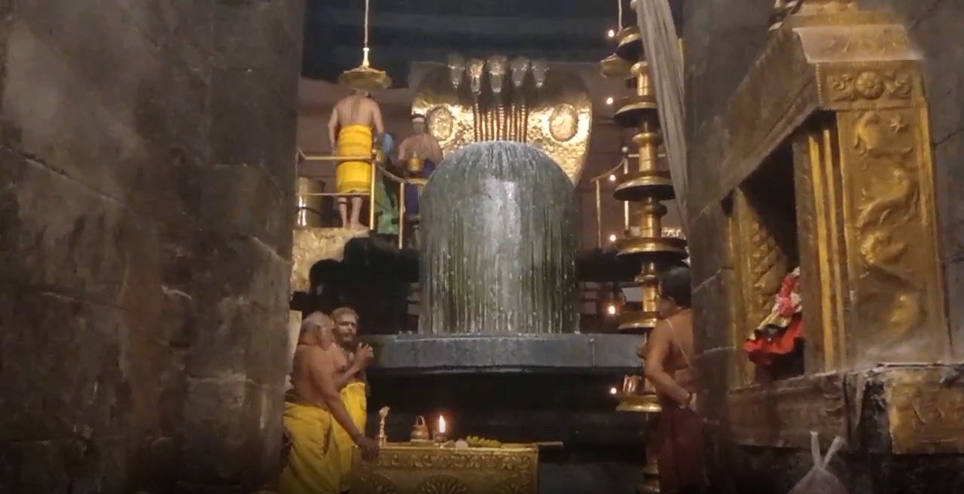  பின்னர் அலங்கரிக்கப்பட்ட நந்தியம் பெருமானுக்கு மகா தீபாரதனை காட்டப்பட்டது.