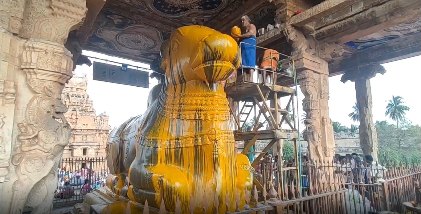 இதில் ஆயிரக்கணக்கான பக்தர்கள் கலந்துகொண்டு சாமி தரிசனம் செய்தனர்.