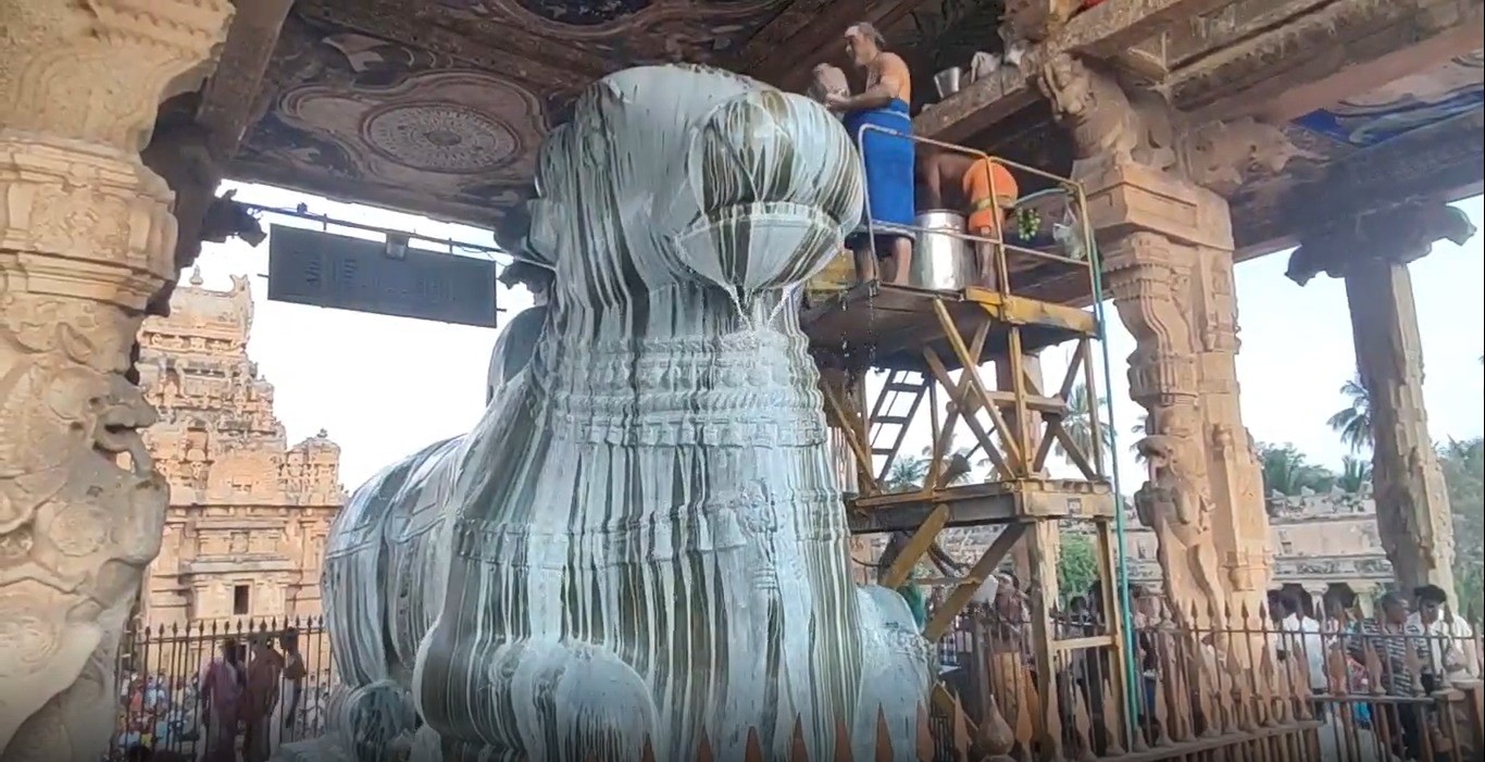  மேலும் தஞ்சை பெரிய கோவிலில் சிவராத்திரியை முன்னிட்டு இன்று இரவு 5 கால பூஜைகள் நடைபெற உள்ளது.
