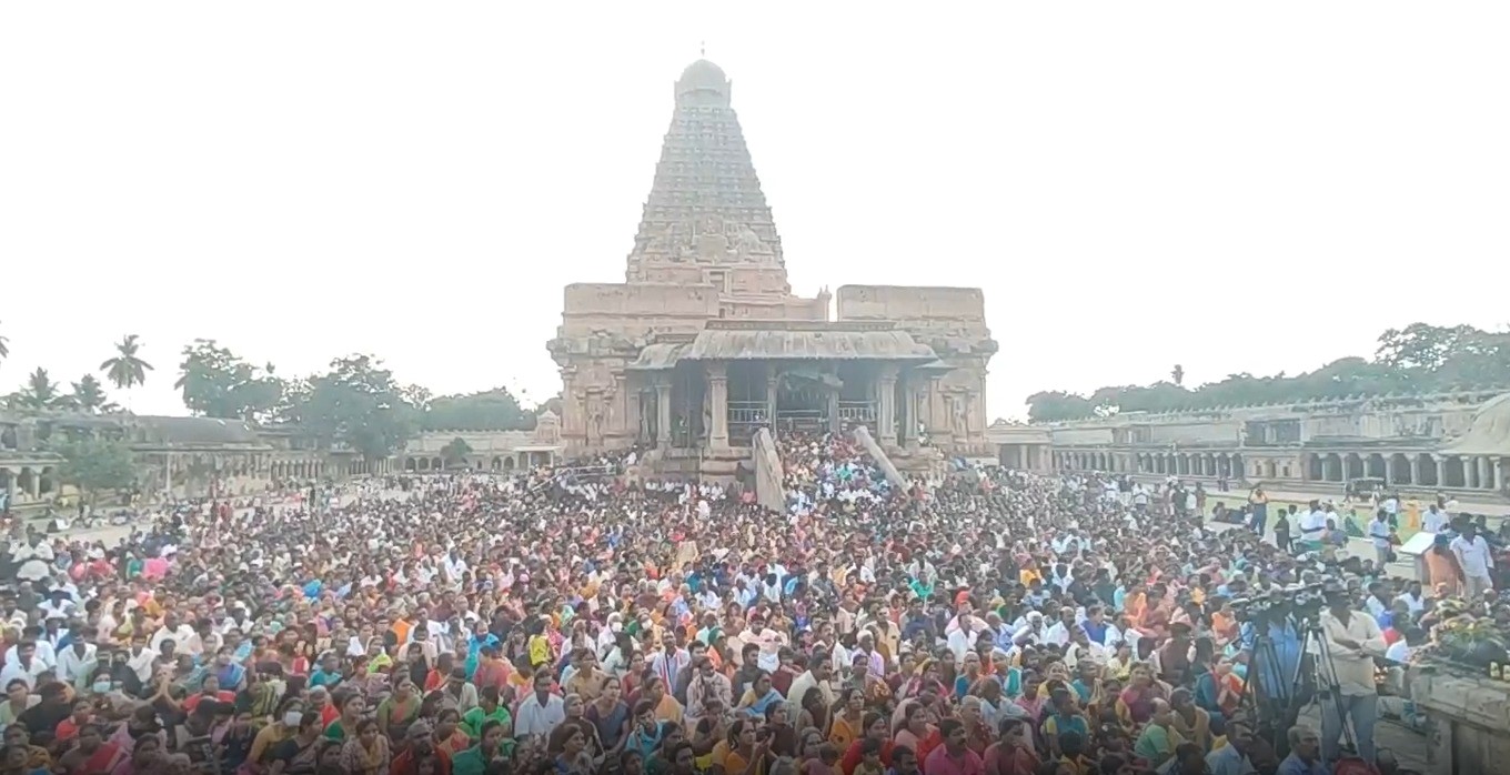  மேலும் கோவிலில் ஆயிரக்கணக்கான பக்தர்கள் உள்ளே வர முடியாமலும், வெளியே போக முடியாமலும் சிக்கி தவித்து வருகின்றனர்.