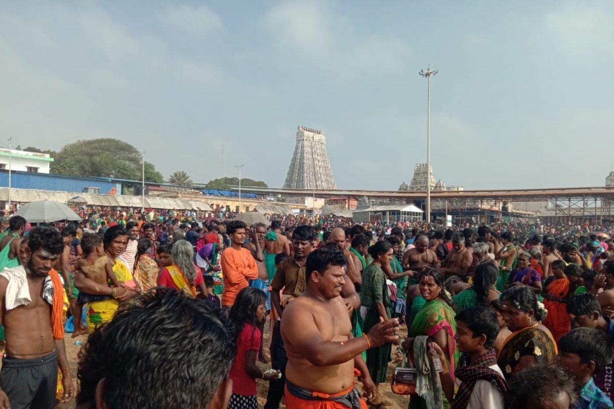 தைப்பூச திருவிழா: செந்தூர் கடலில் குவிந்த பக்தர்கள்!