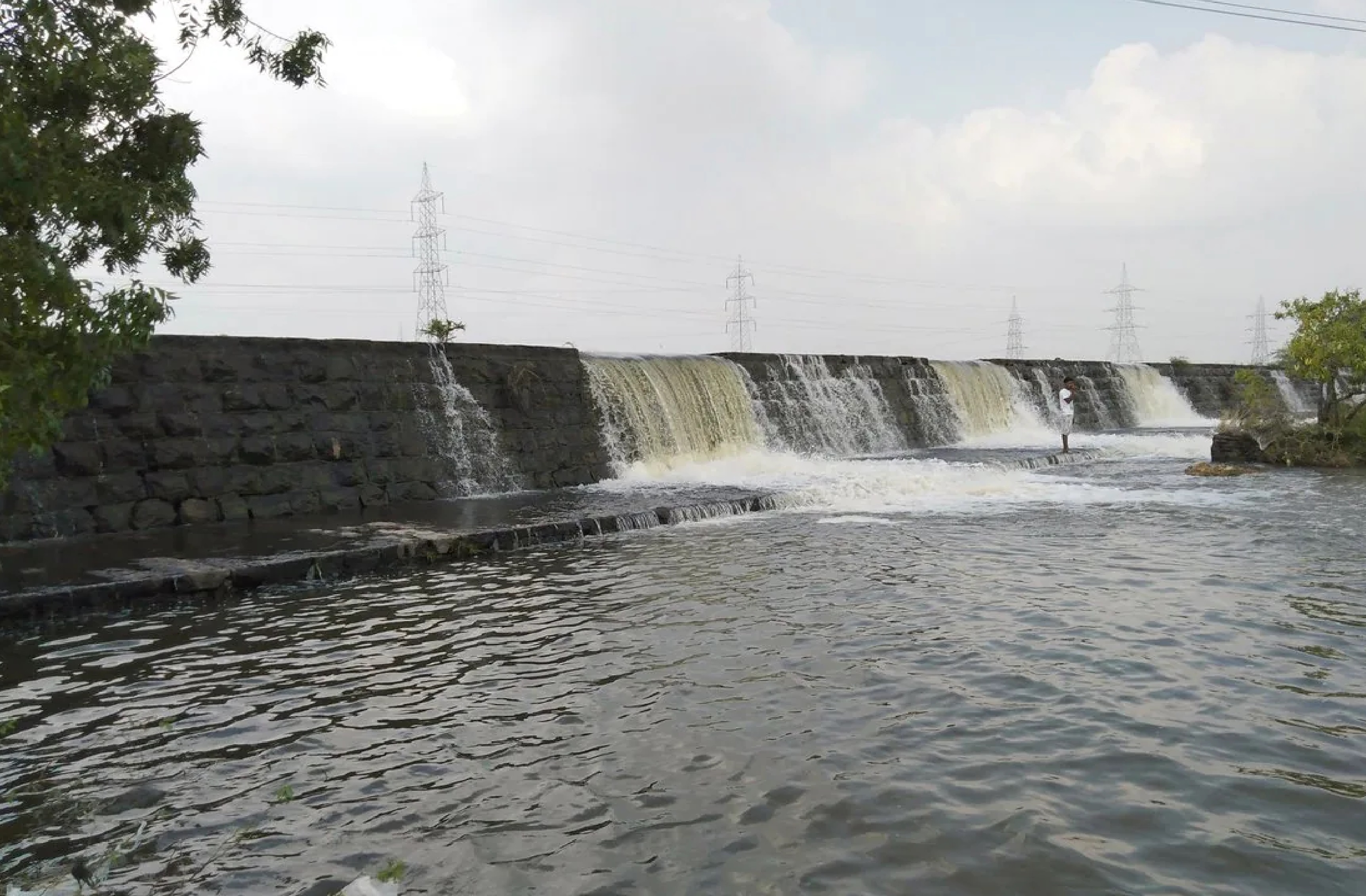  இயற்கை குழலில் அருவியை பார்க்க விரும்பும் குழந்தைகளுடன் பெரிய பட்ஜெட் போட்டு மலை பிரதேசங்களுக்கு செல்லாமல் பக்கத்திலேயே அந்த அனுபவத்தை கொடுக்கும் வாய்ப்பாக இருக்கும். பட்ஜெட்டும் கம்மி. காலையில் சென்றால் குழந்தைகளுடன் குளித்துவிட்டு மதிய உணவுக்கு வீட்டுக்கே வந்து விடலாம்.முழுதாக நிரம்பி வழியும் தையூர் ஏரியை காண மக்கள் திராளாக வருகை தருகின்றனர். ஏரியும் கூட அதிகம் ஆழமில்லை என்று உள்ளூர் மக்கள் கூறுகின்றனர். ஏரியின் முழு அழகைக் காண அருகே படிக்கட்டுகளுடன் கூடிய உயர்ந்த இடங்கள் உள்ளன. அதில் ஏறி, இந்த ஏரியின் ரம்யமான காட்சியைக் காணலாம். அருகே உள்ள பாறைகளின் மீது ஏற வேண்டாம். பாசி அதிகமாக இருப்பதால், வழுக்கி விட்டு அடிபட வாய்ப்புகள் அதிகம்.