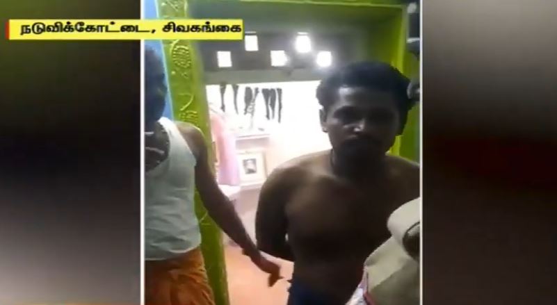  இதையடுத்து, போலீசார் அவரை எழுப்பி விசாரித்ததில் ராமநாதபுரம் மாவட்டம் மேலச்சேந்தனேந்தல் பகுதியை சேர்ந்த கணேசன் என்பவரது மகன் சுதந்திரதிருநாதன்(27) என்பது தெரியவந்தது. இவர் ஏற்கனவே ஒரு குற்ற வழக்கில் கைதாகி சிறைக்கு சென்று விடுதலையாகி வந்துள்ளார். இரவில் பூட்டி கிடந்த வீட்டை நோட்டமிட்ட ஓட்டை பிரித்து இறங்கி வீட்டிற்குள் இருந்த பாத்திரங்கள், குத்துவிளக்கு, மின்விசிறி, வெண்கல பொருட்கள் அனைத்தையும் சாக்குபையில் பத்திரமாக கட்டி வைத்தார்.
