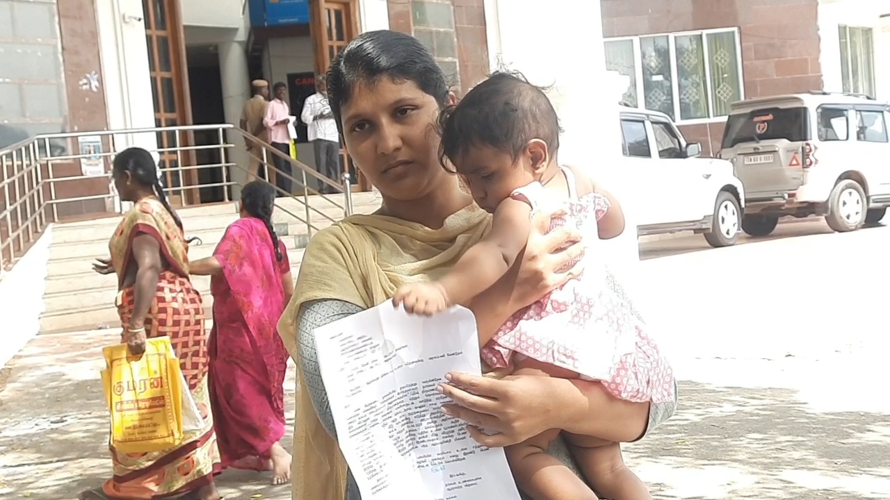  திருமணம் முடிந்த பின்பு இருதரப்பு பெற்றோர்களுக்கும் இவர்களுடன் எந்தத் தொடர்பு இல்லாமல் தனியாகவே வாழ்ந்து வந்துள்ளனர். இவர்களுக்கு இரண்டு குழந்தைகளும் பிறந்துள்ளது. இந்த நிலையில், எதிர்பாராத விதமாக 02.04.2022 அன்று பணிக்குச் சென்றிருந்த வீரம்மாவின் கணவரான அஜித் மின்சாரம் தாக்கி சம்பவ இடத்திலேயே பலியானார்.