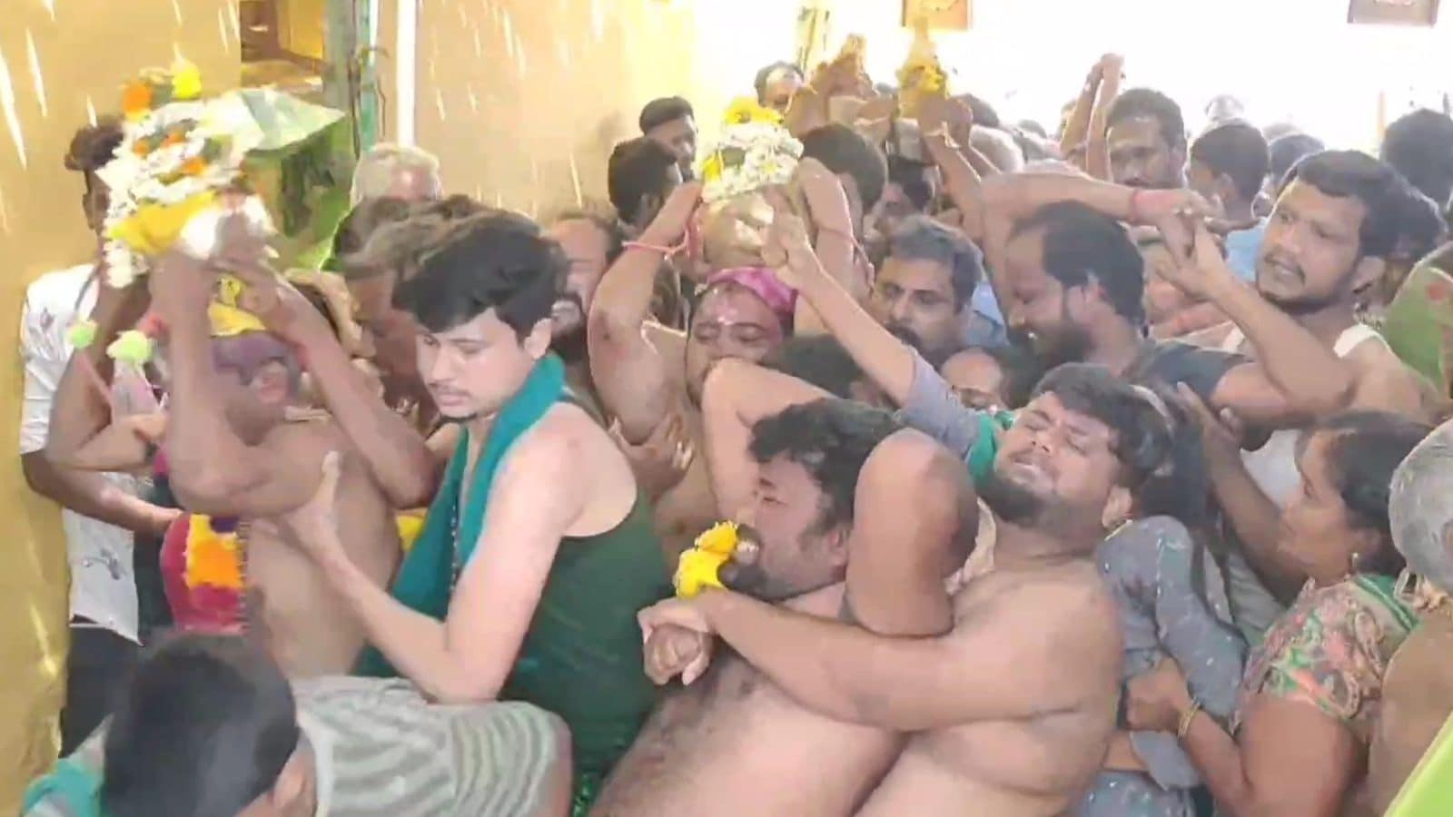 Devotees who came on a pilgrimage to Bodhinayakanur Periya Angala Iswari Temple!