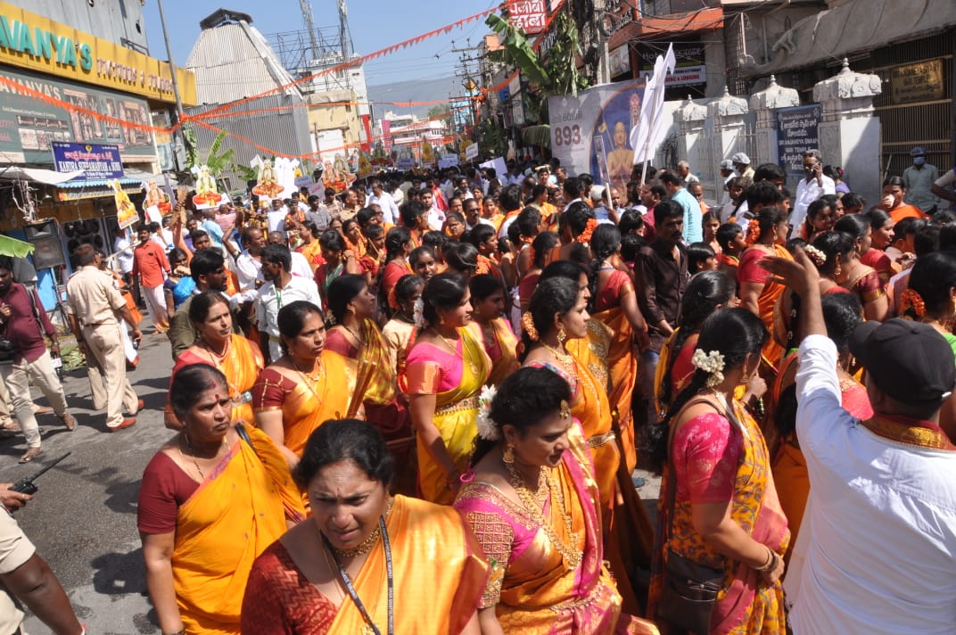  திருப்பதியின் பிறந்தநாளை கொண்டாடும் கூட்டம் கூட்டமாக வரும் பெண்கள்