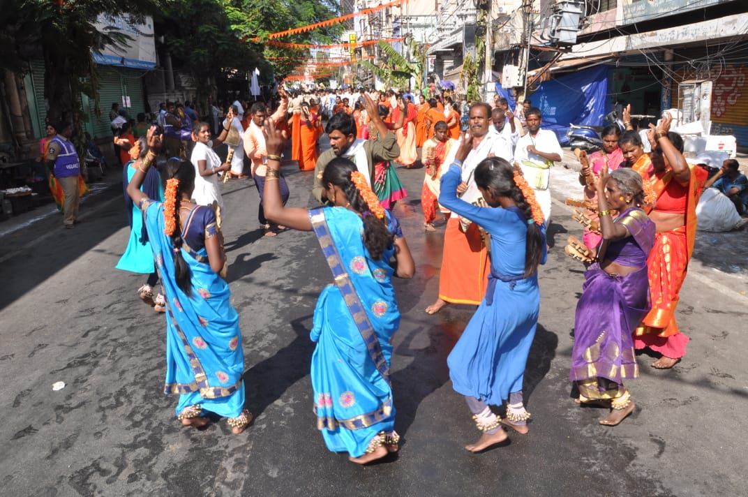  நடனமாடும் பெண்கள்
