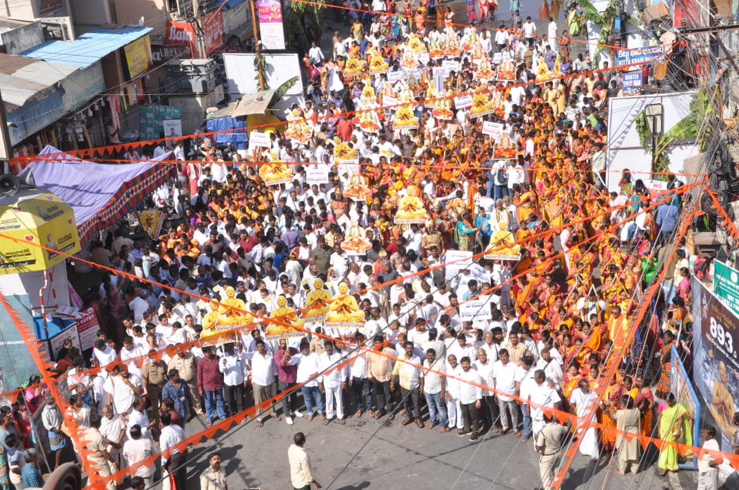  திருப்பதியின் பிறந்தநாளை கொண்டாடும் மக்கள்