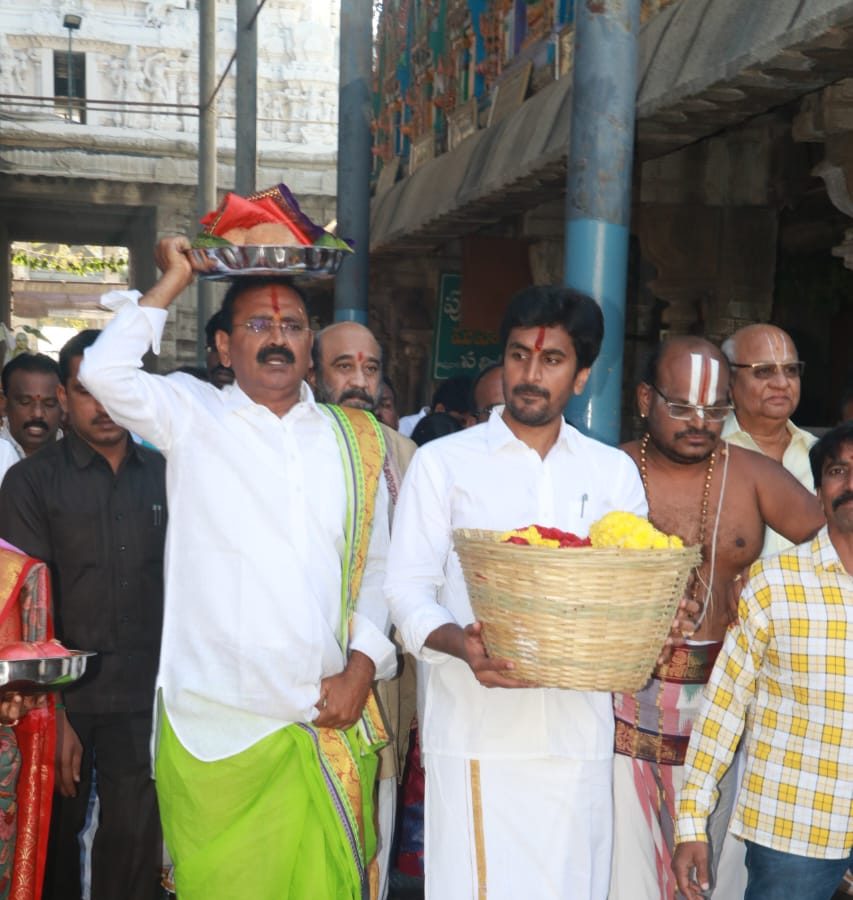  திருப்பதியின் பிறந்தநாளை கொண்டாடும் சட்டமன்ற உறுப்பினர் கருணாகர் ரெட்டி