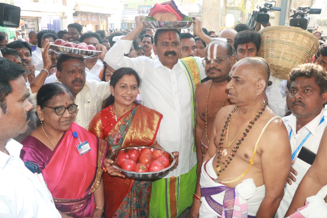  திருப்பதியின் பிறந்தநாளை கொண்டாடும் சட்டமன்ற உறுப்பினர் கருணாகர் ரெட்டி