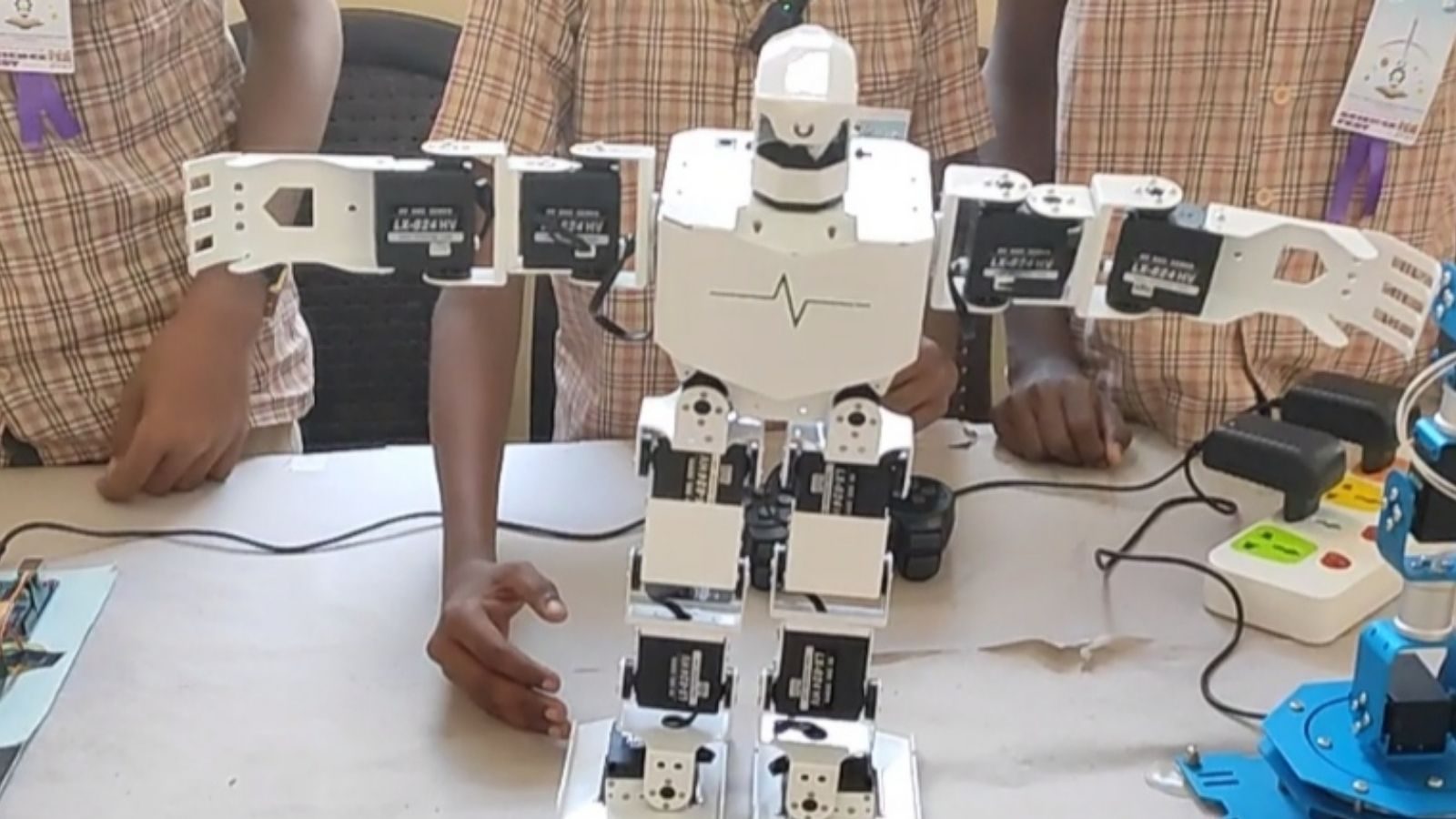 அடேங்கப்பா...!! அறிவியல் கண்காட்சியில் ஆச்சரியப்படுத்திய நெல்லை மாணவர்களின் கண்டுபிடிப்புகள்!