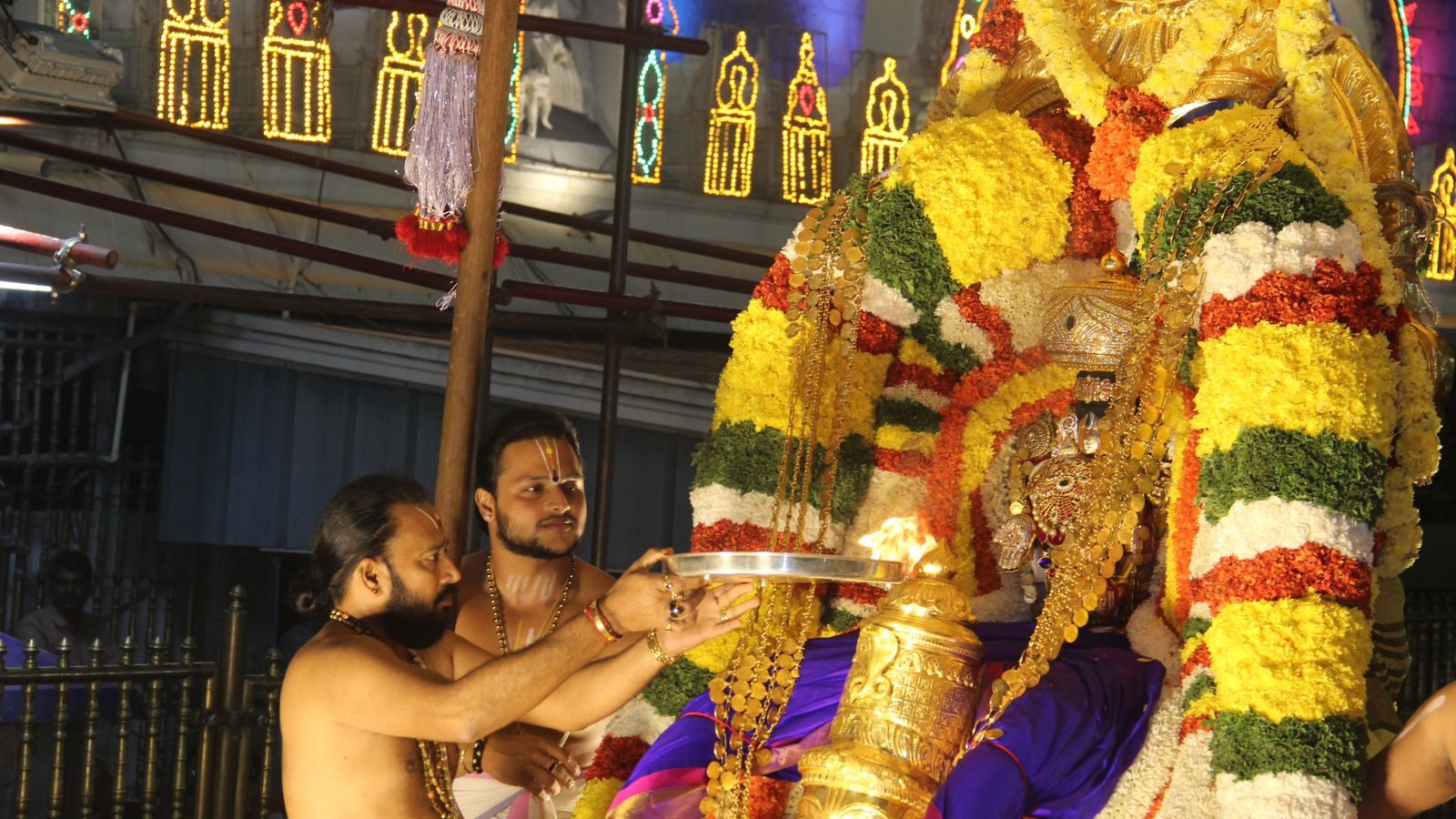  இந்நிலையில் நேற்று தை மாத பவுர்ணமியை முன்னிட்டு இரவு கோவிலில் இருந்து புறப்பட்டு வாகன மண்டபத்தை அடைந்த மலையப்ப சுவாமி தங்க கருட வாகனத்தில் எழுந்தருளி நான்கு மாட வீதிகளில் ஊர்வலம் கண்டு பக்தர்களுக்கு அருள்பாலித்தார்.