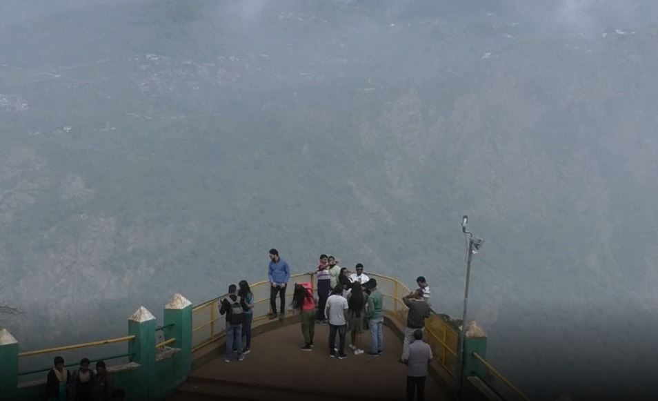  இதனால் இந்த வீடியோ காட்சிகளை யார் பதிவு செய்தது என்பது குறித்து குன்னூர் வனசரகர் சசிகுமார் தலைமையில் வனத்துறையினர் விசாரணை மேற்கொண்டு வருகின்றனர்.
