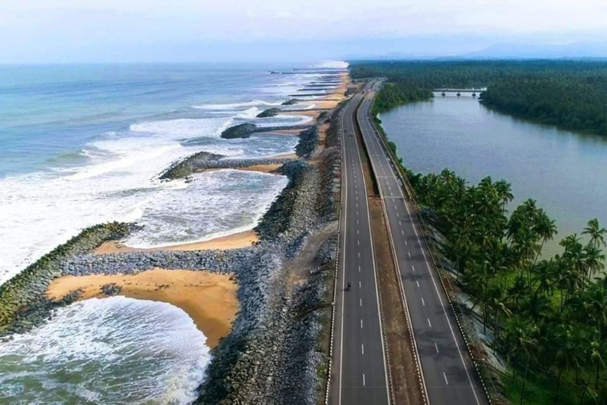  கர்நாடக கரையில் உள்ள உடுப்பிக்கு பல முகங்கள் இருக்கிறது. அழகிய வெண்மணல் கடற்கரை, பாராசைலிங், உடுப்பி உணவு, கடலோர பயணம், என்று அடுக்கிக்கொண்டே போகலாம். எல்லாவற்றையும் பொறுமையாக அனுபவித்து முடிக்க 1 வாரம் கூட பத்தாது. கோசம்பரி , கோடதேக்லு , அவலகி உபகாரி மற்றும் ஹாலிக்ஸ் இதெல்லாம் மிஸ் பண்ணாம சுவைத்து பாருங்க.