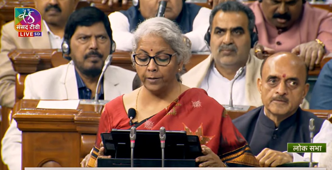 6 லட்சத்தில் இருந்து 9 லட்சம் வரை 10 சதவிகிதமும், 9 லட்சத்தில் இருந்து 12 லட்சம் வரை வருமானம் பெறுவோருக்கு 15 சதவிகித வருமான வரியும் விதிக்கப்படும்.