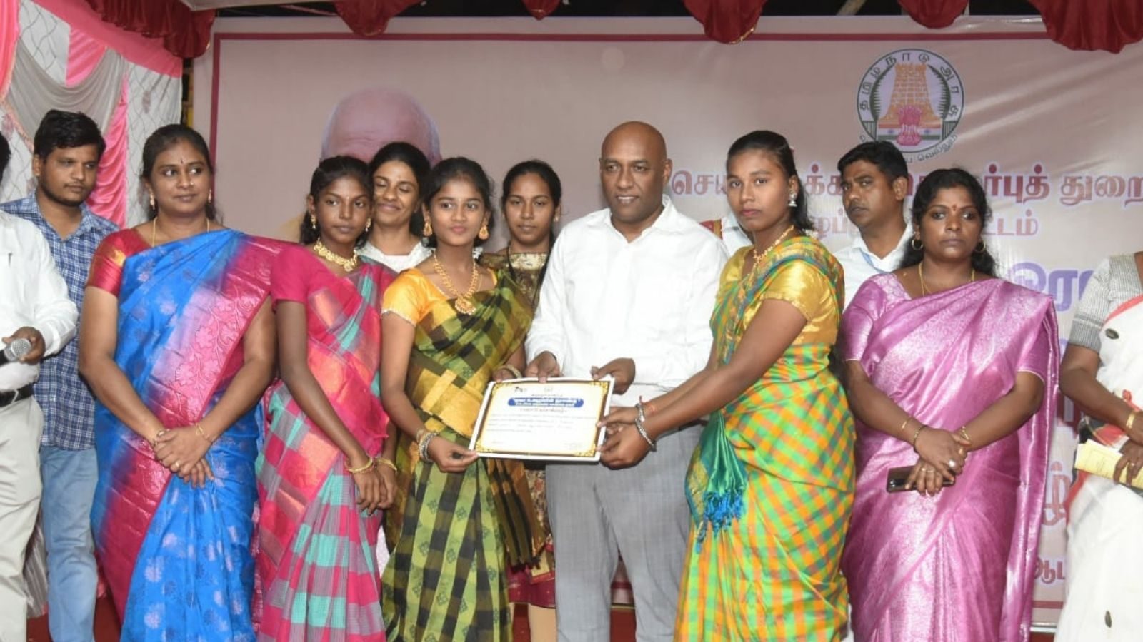 விழுப்புரத்தில் கலைநிகழ்ச்சிகளுடன் நிறைவடைந்த தமிழக அரசின் சாதனை விளக்க புகைப்பட கண்காட்சி!