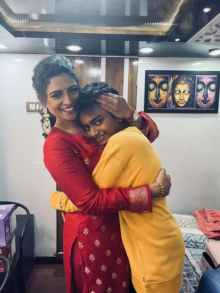  தன்னையும், தனது மகனையும் தகாத வார்த்தைகளில் விமர்சிப்பவர்கள் மீது சட்ட ரீதியான நடவடிக்கை எடுக்கப்படும் என மகேஸ்வரி சாணக்யன் தெரிவித்துள்ளார்.