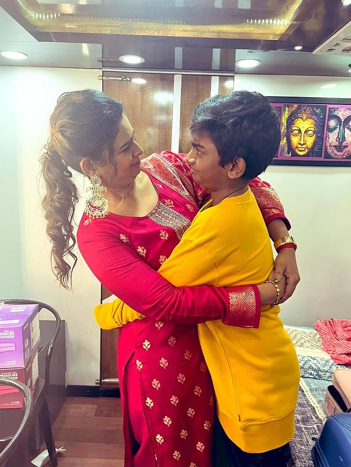 இந்நிலையில் இது குறித்து, ‘என் மகன் ஒரு போராளியாக இருப்பதற்கு நன்றி, நச்சு நிறைந்த இந்த உலகத்தை நீ பெண்களுக்கான சிறந்த உலகமாக மாற்றப் போகிறாய் என்று நான் நம்புகிறேன். நீ அவ்வாறாக இருப்பதற்கு நான் பெருமைப்படுகிறேன். உன்னை நான் பாதுகாப்பேன்’ என்று கூறியுள்ளார் மகேஸ்வரி.