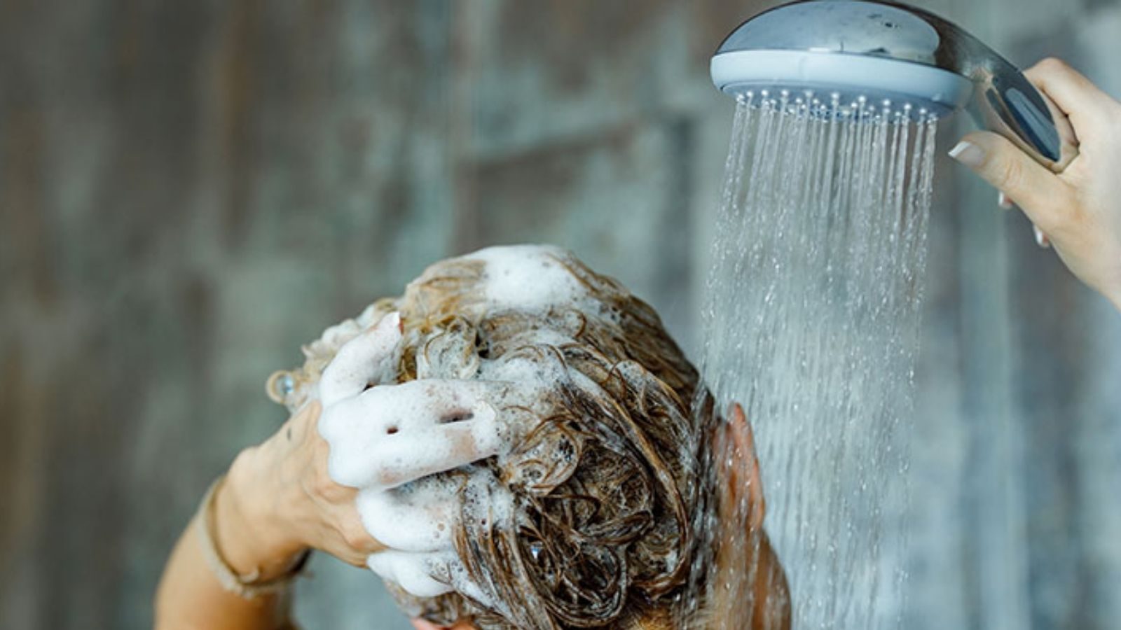 தினமும் தலைக்கு குளித்தால் என்னவாகும் தெரியுமா..?