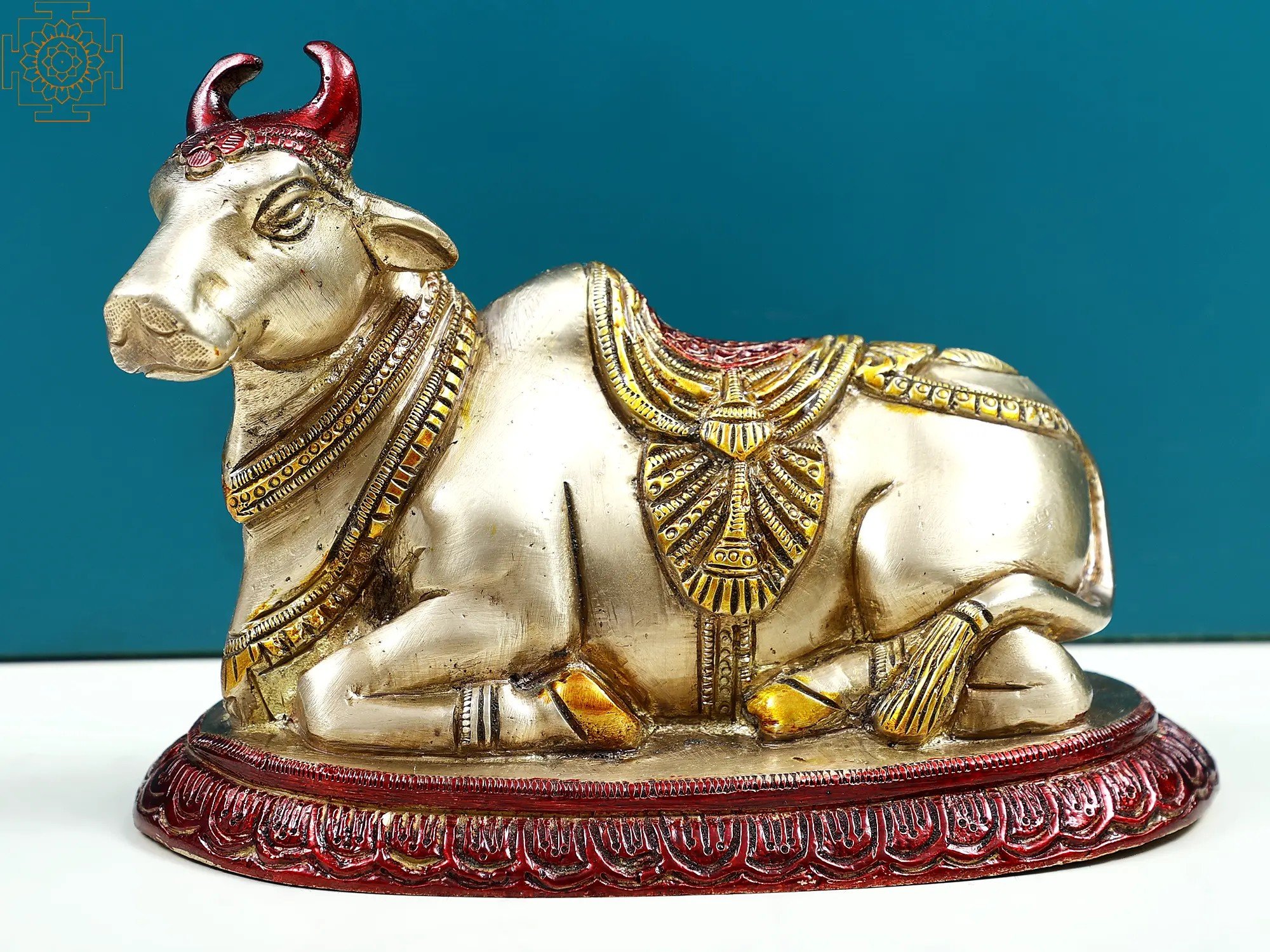  நந்தி : சிவபெருமானின் வாகனமான நந்தி இல்லாவிட்டால் சிவபெருமானின் குடும்ப வழிபாடு முழுமையடையாது. சிவராத்திரிக்கு முன்போ அல்லது சிவராத்திரியின்போதோ உங்கள் கனவில் நந்தியை கண்டால் சிவபெருமானின் அருள் கிடைக்கும் என்று அர்த்தம். இந்த கனவு உங்கள் வெற்றியைக் குறிக்கிறது.