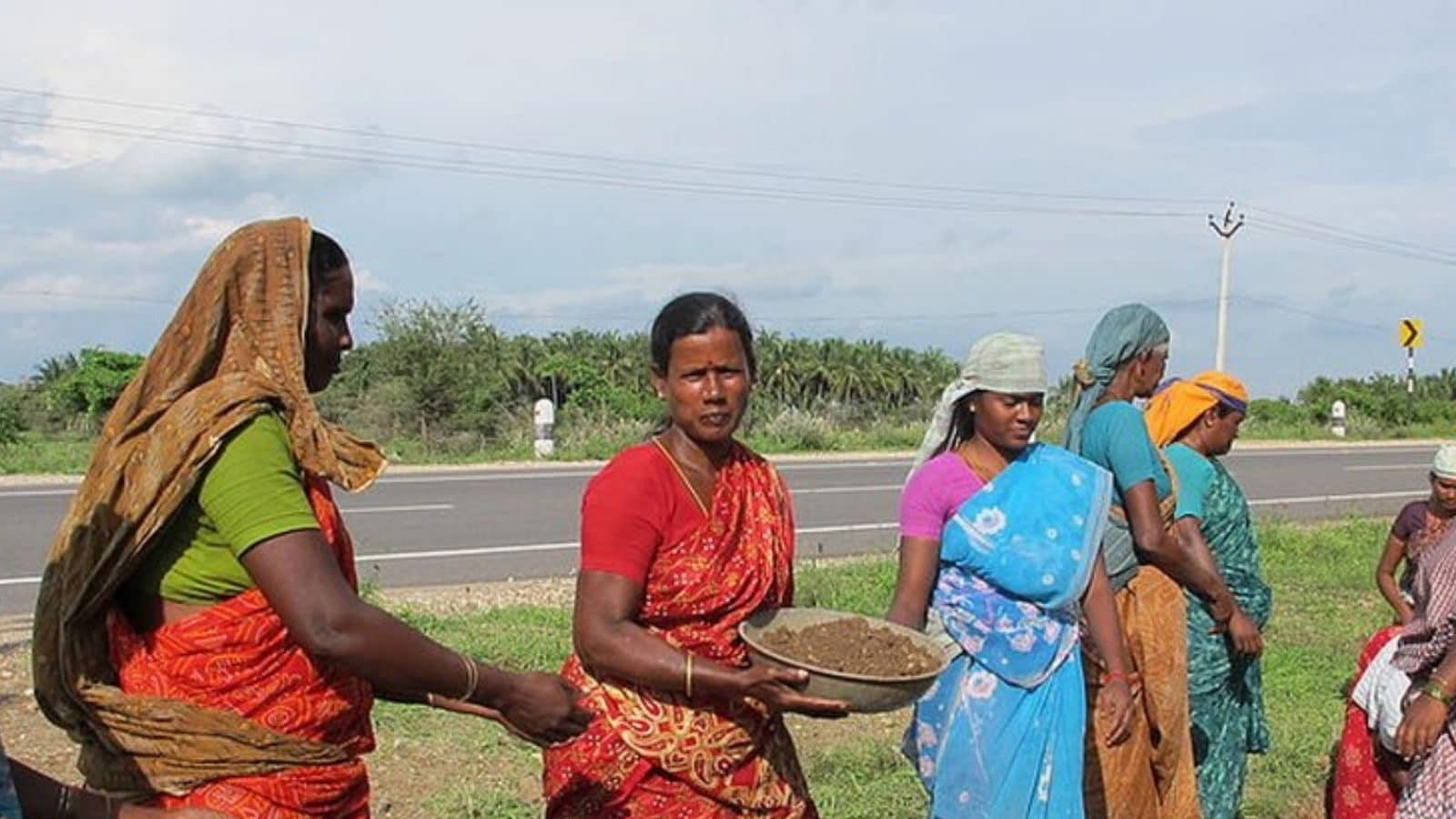 100 நாள் வேலை திட்டத்தில் சேர யாருக்கெல்லாம் தகுதி? சம்பளம் எப்போ கிரெடிட் ஆகும்?