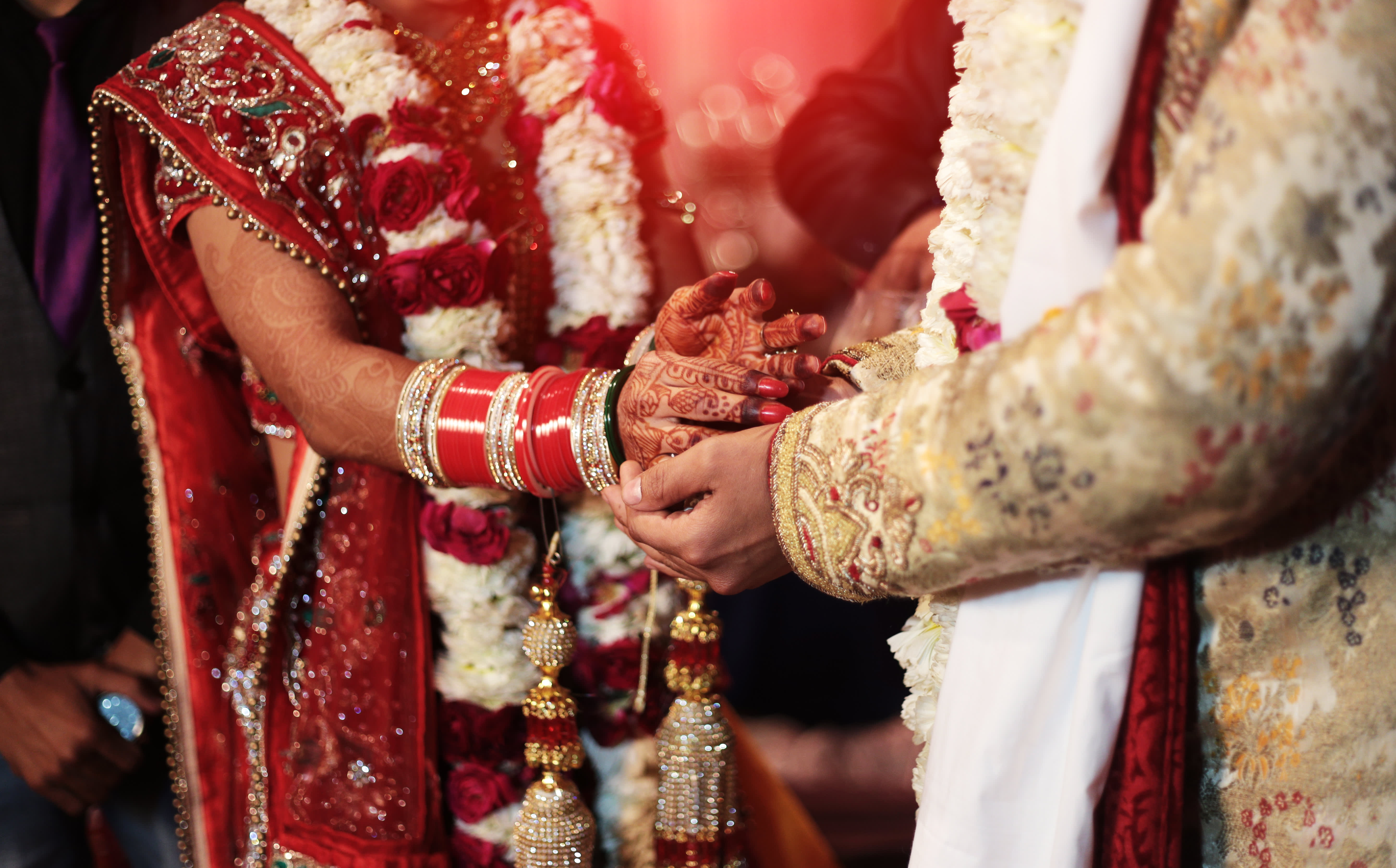  ,[object Object],உங்கள் நண்பருக்கு திருமணம் நடப்பதை போல கனவு கண்டால், அது சுப அறிகுறியாகும். மற்றவர்களின் நம்பிக்கையை நீங்கள் காப்பாற்றுவீர்கள். நீங்கள் திட்டமிட்டதை நிறைவேற்ற போகிறீர்கள் என கூறப்படுகிறது. உங்கள் நண்பர் திருமணம் செய்து கொள்வதைக் காணும் போது நீங்கள் கனவுகளில் காணும் உணர்வுகள் நிஜ வாழ்க்கையில் நீங்கள் எப்படி உணருகிறீர்கள் என்பதன் பிரதிபலிப்பாகும்.