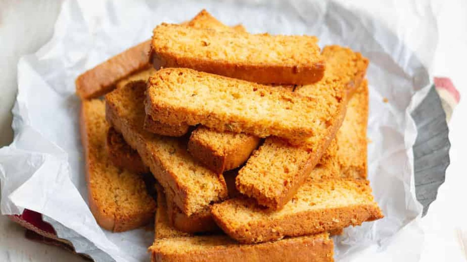  குழந்தைகள் முதல் பெரியவர்கள் வரை எல்லாரும் ரஸ்க்கை விரும்பி சாப்பிடுகிறார்கள். பெரும்பாலான மக்கள் டீ அல்லது காபியோடு ரஸ்க்கை சேர்த்து சாப்பிடுவது ஆரோக்கியமானது என நினைக்கிறார்கள். ஆனால், உண்மை அப்படியல்ல. நீங்கள் ரொம்ப காலமாக பின்பற்றி வரும் இந்த பழமையான கலவையானது உங்கள் ஆரோக்கியத்தை அமைதியாக அழிக்கிறது என்று நிபுணர்கள் எச்சரிக்கிறார்கள்.