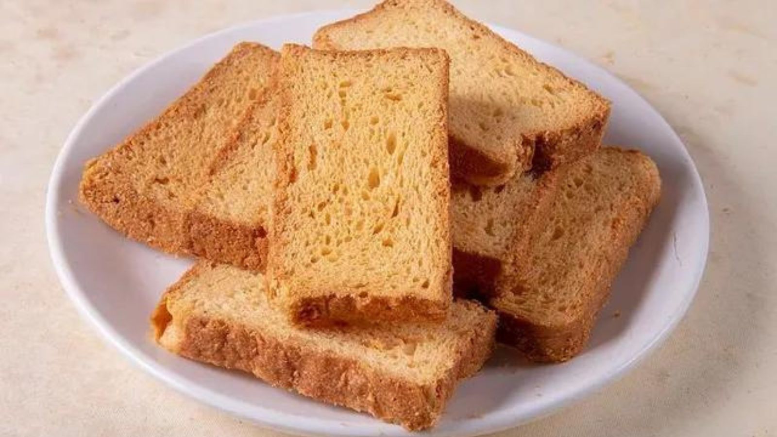  சத்துக்கள் குறைவு: ரஸ்க் சாப்பிடுவதால் சத்துக்கள் குறைவு. இதை சாப்பிட்டால் வயிறு நிரம்புகிறது. ஆனால் எந்த ஆரோக்கிய நன்மைகளும் இல்லை. வயிற்றை பசியின்றி மந்தநிலைக்கு தள்ளுகிறது.