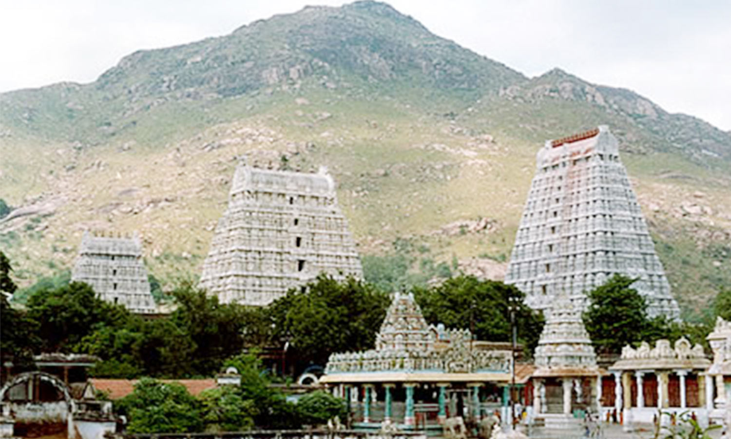  திருவண்ணாமலையில் உள்ள சிவாலயம் போலவே இக்கோயிலும் மலை அடிவாரத்தில் அமைந்துள்ளது. ராகு, கேது பரிகாரத்திற்கு சிறந்த காலகஸ்தி போன்று அருகில் நீர்நிலை உடன் வாஸ்து முறைப்படி வாயு மூலையில் அமைந்துள்ளது. கிழக்கு முகம் பார்த்து சிவன் வீட்டிலிருந்து போடி நகரைப் பார்த்து அமைந்திருப்பது போலவும் உள்ளது.