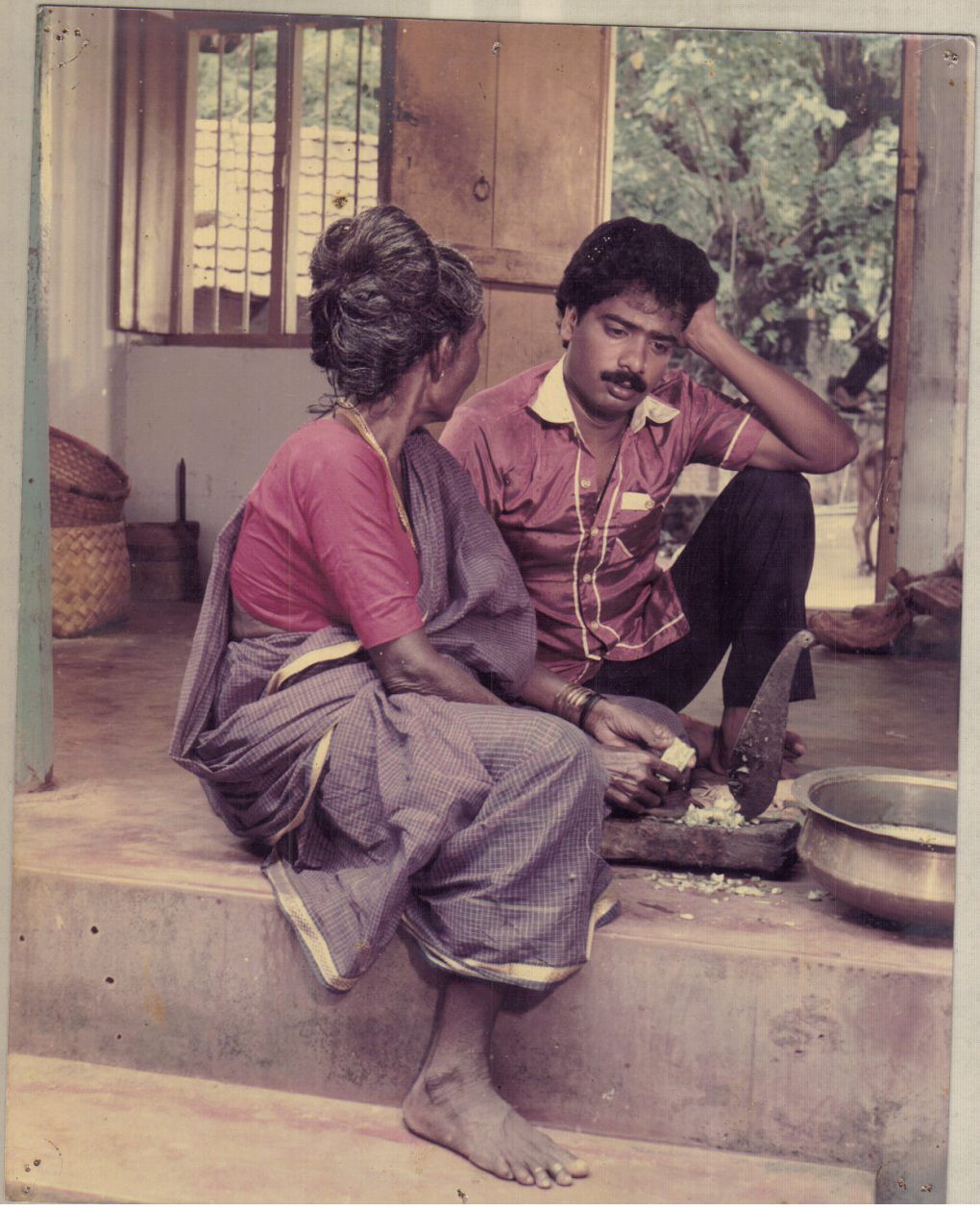  பாக்யராஜிடம் உதவி இயக்குனராக இருந்த பாண்டியராஜன், 1985 இல் தனது 26 வது வயதில் இயக்குனரானார். முதல் படம் கன்னிராசி. பிரபு, ரேவதி நடித்த அந்தப் படத்தின் கதையை பாண்டியராஜன் எழுத, பாக்யராஜிடம் உதவி இயக்குனர்களாக இருந்த ஜி.எம்.குமாரும், லிவிங்ஸ்டனும் எழுதினர். படம் 100 நாள்கள் ஓடி வெற்றிப் படமானது.