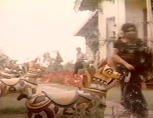  இதுபோன்ற சம்பவங்கள் தமிழ்நாட்டில் நடந்திருக்கின்றன. பத்திரிகைகளில் செய்தியாக வந்திருக்கின்றன. அதை வைத்து ஒருவர் இரண்டு பக்கத்தில் கதையொன்றை எழுதியுள்ளார். அந்தக் கதையை எஸ்.ராமகிருஷ்ணன் காப்பியடித்துள்ளார் என்பது சர்ச்சை. எஸ்.ராமகிருஷ்ணன், இந்த சம்பவத்தில் நேரடித் தொடர்புள்ள ஒருவர் சொன்னதை வைத்து அயோத்தி கதையை உருவாக்கியதாக கூறியுள்ளார். யார் பக்கம் நியாயம் என்பதல்ல நம்முடைய விஷயம்.