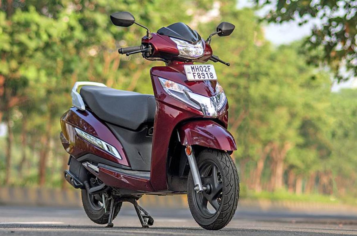  அம்சங்களை பொறுத்தவரை 2023 ஹோண்டா ஆக்டிவா 125 ஸ்கூட்டரானது சைட் ஸ்டாண்டுடன் இன்ஜின் இன்ஹிபிட்டர், இன்ஜின் ஸ்டார்ட்/ஸ்டாப் ஸ்விட்ச், பாஸிங் ஸ்விட்ச், காம்பி-பிரேக் சிஸ்டம் (CBS) வித் ஈக்வலைசர் மற்றும் டூ லிட் ஃப்யூயல் ஓப்பனிங் சிஸ்டம் உள்ளிட்டவற்றை பெறுகிறது.மேலும் இந்த வாகனம் ஒரு புதிய ஓபன் ஃப்ரன்ட் கிளவ் பாக்ஸுடன் 18 லிட்டர் அன்டர்-சீட் ஸ்டோரேஜ் கெப்பாசிட்டியை கொண்டுள்ளது. இந்த ஸ்கூட்டர் Digi-Analog இன்ஸ்ட்ரூமென்ட் கிளஸ்டரை கொண்டுள்ளது, இது டோட்டல் ட்ரிப், கிளாக், ECO இன்டிகேட்டர் மற்றும் சர்வீஸ் ட்யூ இண்டிகேட்டர் போன்ற பல தகவல்களை ரைடர்ஸ்-க்கு வழங்குகிறது.