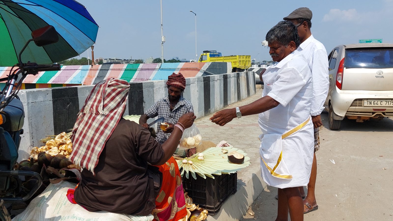 மதுரையில் சதமடித்த வெயில்.. சம்மர் ஸ்பாட்டாக மாறி வரும் குருவிக்காரன் சாலை! மறக்காம போங்க!