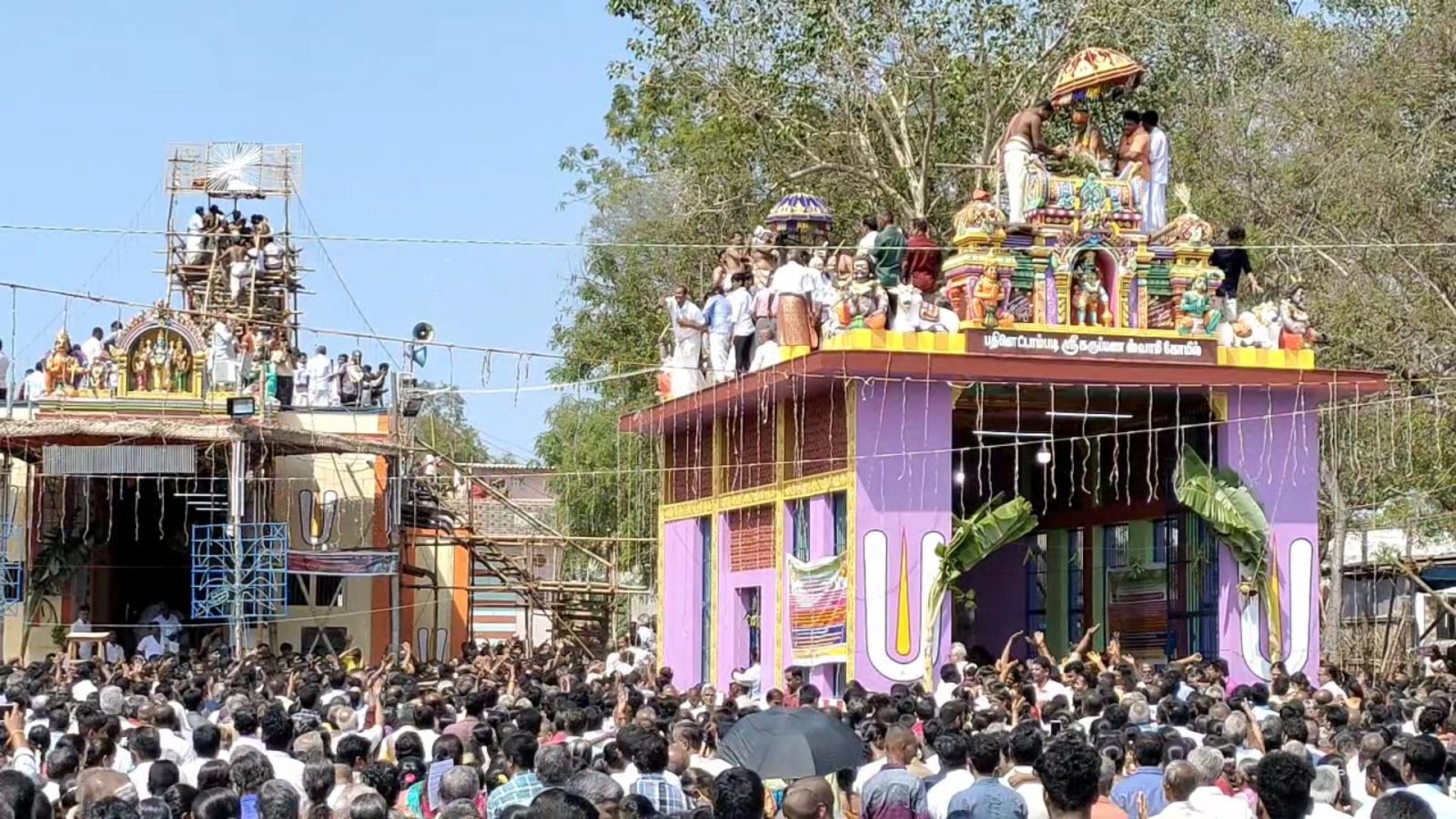 பரமக்குடியில் ஒரே நேரத்தில் மூன்று கோயில்களில் கும்பாபிஷேகம்... ஆயிரக்கணக்கான பக்தர்கள் சாமி தரிசனம்!