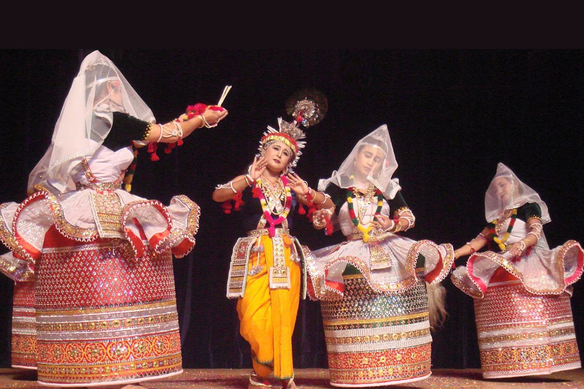  மணிப்பூரின் பாரம்பரிய நடன வடிவமான 'ராஸ் லீலா' (Ras Leela)பொதுவாக இந்த விழாவின் தனித்துவமான அம்சமாகும். சாங்காய் திருவிழா மணிப்பூரில் உள்ள பழங்குடியின மக்களுக்கு அவர்களின் கைவினைப்பொருட்கள், கைத்தறி மற்றும் நடனங்களை உலகெங்கிலும் உள்ள பார்வையாளர்களுக்கு காட்சிப்படுத்துவதற்கான வாய்ப்புகளை வழங்குகிறது.