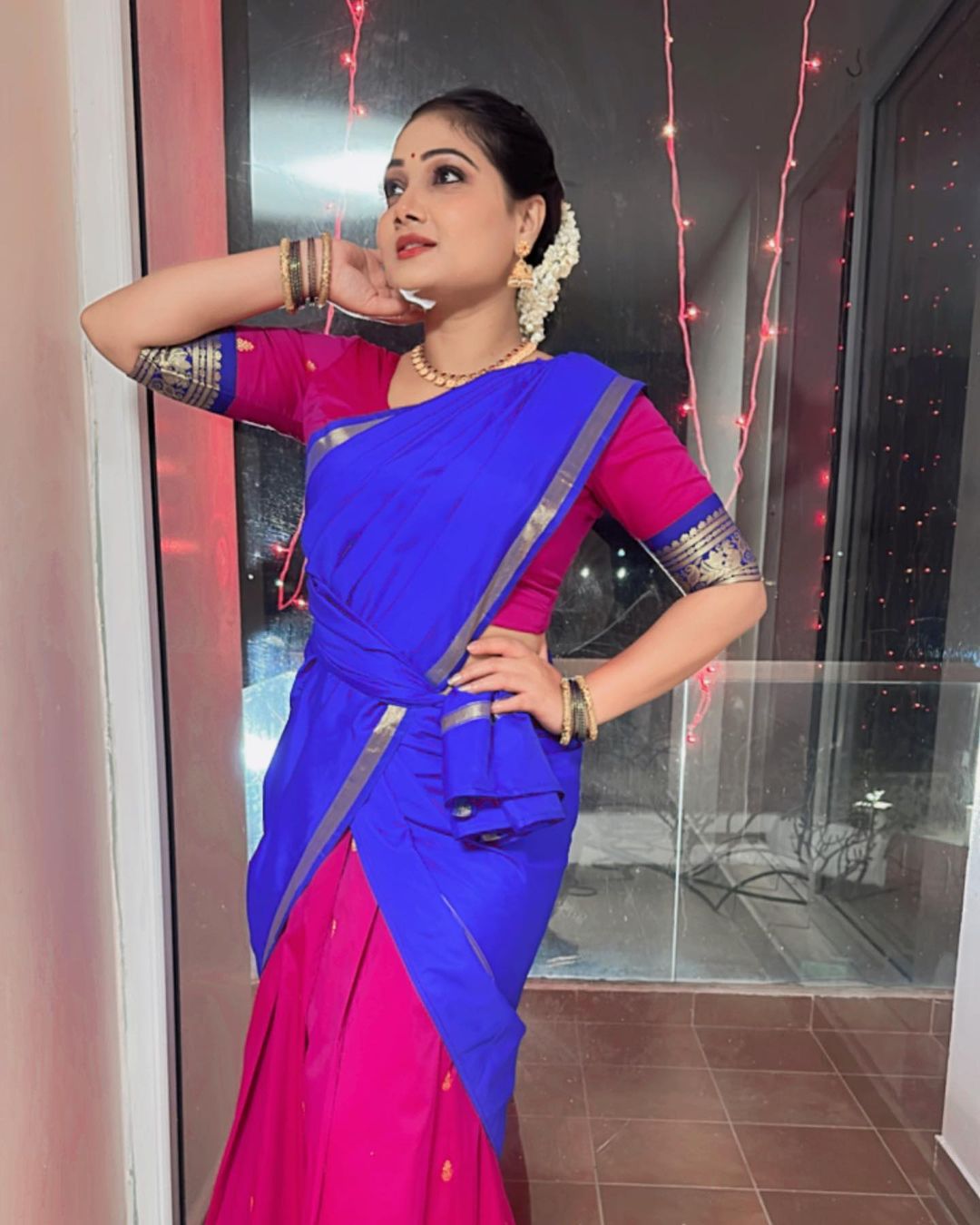 ,[object Object],குறிப்பாக இந்த சீரியலில் அர்ஜூன், ரோஜா இடையிலான ரொமான்ஸ் காட்சிகள் இளைஞர்களை கவர்ந்திழுக்கும் வகையில் அமைக்கப்பட்டிருந்தது. எனவே இல்லத்தரசிகளைப் போலவே ரோஜா சீரியலுக்கு இளைஞர்கள் மத்தியிலும் ரசிகர்கள் பட்டாளம் உண்டு.