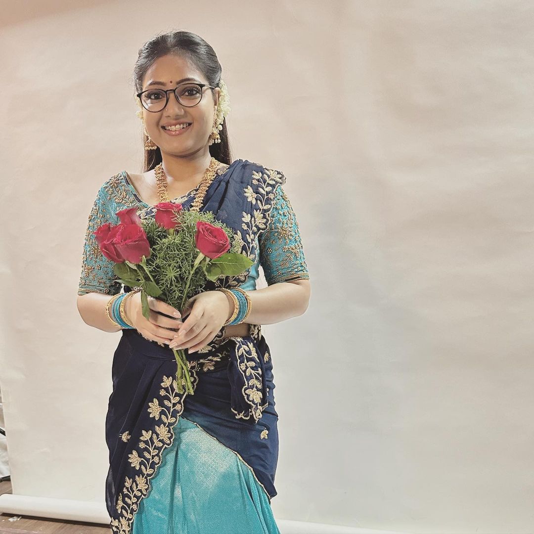  இந்த சீரியலில் அர்ஜுன் கதாபாத்திரத்தில் சிபு சூர்யன், ரோஜாவாக பிரியங்கா நல்கார் என்பவரும் நடித்திருந்தனர்.
