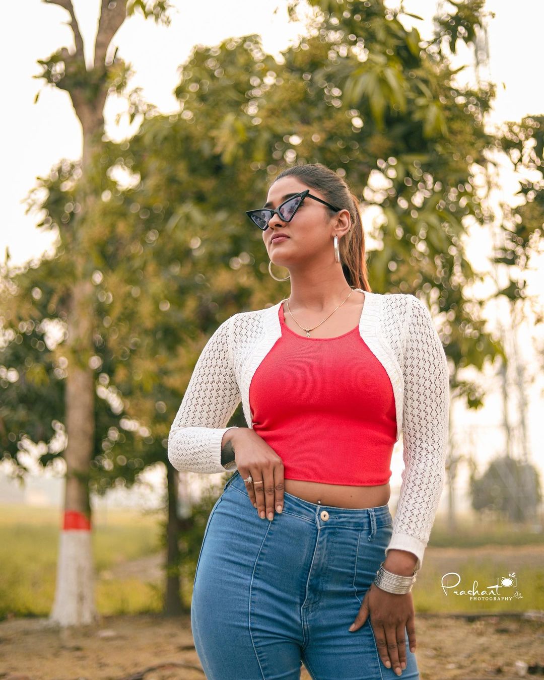  இந்த நிலையில் உத்தரப்பிரதேச மாநிலம் வாரணாசியில் உள்ள ஹோட்டல் அறையில் தூக்கில் தொங்கிய நிலையில் இருந்திருக்கிறார் அகான்க்ஷா.