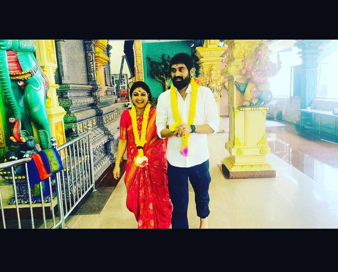  இவரது திருமணம் கோவிலில் வைத்து எளிமையாக நடைபெற்றதாக தெரிகிறது. காதல் திருமணமா என ரசிகர்கள் கேள்வி எழுப்பிவருகின்றனர்.