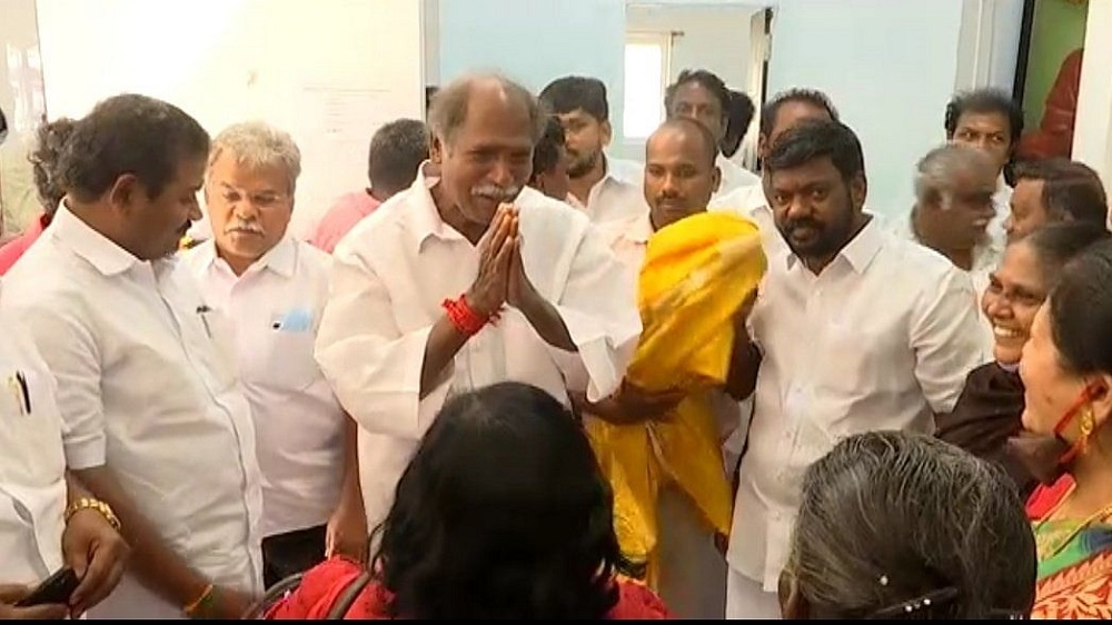 என். ரங்கசாமி தலையிலான எம்.ஆர்.காங்கிரஸ் கட்சியில் ஆட்சியில் பல்வேறு நலத்திட்டங்களைப் புதுவையில் அமல்படுத்தியுள்ளார். வீட்டு வசதி திட்டங்கள், கல்வி முன்னேற்றத்திற்கான திட்டங்கள், வறுமைக்கோட்டிற்குக் கீழ் வாழ்பவருக்கு இலவச கேஸ், பென்ஷன் திட்டங்கள் போன்றவை கொண்டுவரப்பட்டது.