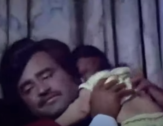 ஸ்ரீதேவிக்கு குழந்தைப் பிறக்கும் அதே மருத்துவமனைக்கு வரும் ரஜினி, தனக்கு குழந்தை பிறந்திருப்பதை அறிந்து கொள்வார். க்ரிஷ் கர்னட் குழந்தையை ஆனாதை இல்ல தொட்டிலில் போட்டு, ஸ்ரீதேவியிடம் குழந்தை இறந்துவிட்டதாகச் சொல்வார். ஆனாதை இல்ல தொட்டிலில் போடப்பட்ட குழந்தையை ரஜினி எடுத்து வளர்ப்பார். தனது குழந்தை இறந்துவிட்டதை நம்ப மறுக்கும் ஸ்ரீதேவியின் மனநிலை தவறிவிடும். வருடங்கள் கழிந்த பிறகு பக்கத்து வீட்டுச் சிறுவன் ஸ்ரீதேவியை ஆபாத்திலிருந்து காப்பாற்றுவான்.. பிறகுதான் அது அவரது மகன் என்பது தெரிய வரும்.