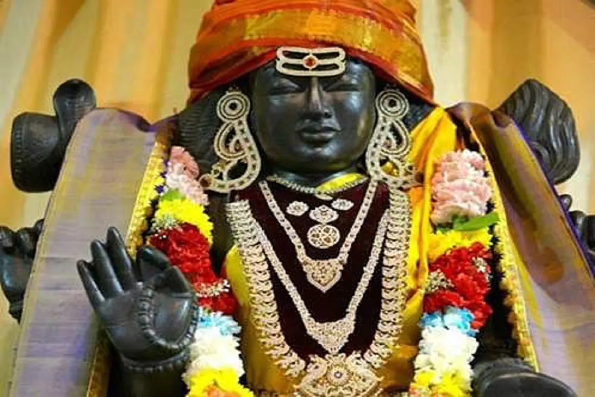  ஒருவர் ஜாதகத்தில் எந்த தோஷம் இருந்தாலும் குரு பார்வை பட்டால் அந்த தோஷம் நீங்கும் என்பார்கள். அதாவது ஒருவருக்கு திருமணத்தில் தடை இருந்தால், குரு பார்வை படும்போது தடை நீங்கி உடனே திருமணத்தை நடத்தி தருவார். ஜாதகத்தின் விதியையும் மாற்றும் வல்லமை, குரு பகவானுக்கு மட்டுமே உள்ளது. எனவேதான் திருமணத்தில் குரு பலம் வந்துவிட்டதா? என நன்கு அறிந்த பின் திருமண முயற்சிகளில் ஈருபடுவார்கள். குருவின் பார்வை களஸ்திர ஸ்தானத்தில் வரும்போது திருமண வயதில் உள்ளவர்களுக்கு, அந்த காலகட்டத்தில் நிச்சயம் திருமணம் கைகூடிவரும். அதுபோல குருபகவானின் பார்வை புத்திர ஸ்தானத்தில் இருந்தால். அந்த ஜாதகருக்கு அந்த குருபெயர்ச்சி காலத்தில் குழந்தை செல்வம் கிடைக்கும்.