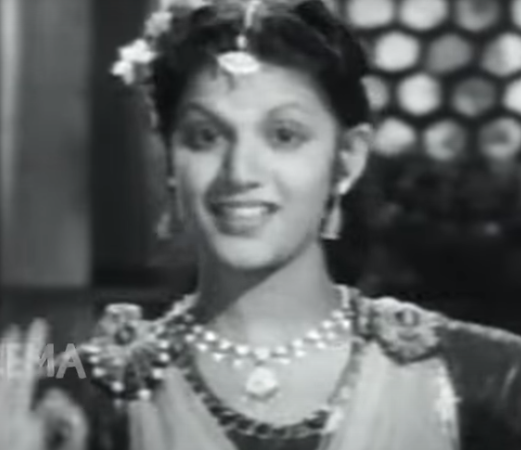  1953 இல் வெளியான மதன மோகினியில் வரும் மன்னர் கடவுள் நம்பிக்கை இல்லாதவர், நாத்திகர். அவருக்கு ஒரு மகன் மற்றும் மதனா, மோகினி என இரு மருமகள்கள். மதனா கடவுள் நம்பிக்கை, பிரார்த்தனை என இருப்பவள். இதனால் கோபமாகும் மன்னர் அவளை நாடு கடத்திவிடுவார். மதனா ஆண் வேடமிட்டு, இருப்பவர்களிடம் கொள்ளையடித்து இல்லாதவர்களுக்கு அளிக்கும் கூட்டம் ஒன்றுடன் இணைந்து கொள்வார். ஒருமுறை, ஆண் வேடமிட்டிருக்கும் அவளிடம், அரண்மனை ஊழியன் என அறிமுகப்படுத்திக் கொள்பவன், அரண்மனைக்குள் இருக்கும் விலைமதிக்க முடியாத மூன்று கற்களை குறித்துச் சொல்வான்.