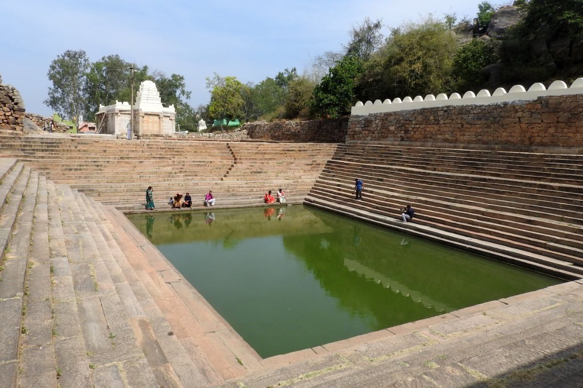  மேலுக்கோட்டை செலுவநாராயண சுவாமி கோயிலுக்கும் ராய கோபுரத்துக்கும் இடையே அக்கா-தங்கியரா குளம் உள்ளது. சில நூற்றண்டிருக்கு முன்னர் கட்டப்பட்டதாக சொல்லும் இந்த குளம் சகோதரிகள் குளம் என்று குறிப்பிடப்படுகிறது.