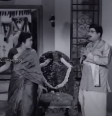 அப்பாசாமி நாற்காலியை வாங்கியது தெரிய வரும். அந்த நாற்காலியை வெள்ளைக்காரன் ஒருவனிடம் பத்தாயிரத்துக்கு விலை பேசியிருந்தேனே என புலம்பும் அவர்,  நாற்காலிக்காகவும், வாடகைப் பாக்கி காரணமாக வீட்டை காலி பண்ண வேண்டிய நிர்ப்பந்தத்தாலும் ஒரு வேலை செய்வார். மலையாள சாமியார் போல் வேஷமிட்டு, அப்பாசாமியின் வீட்டிற்குப் போய், பத்து குழந்தைகள் இந்த வீட்டில் துள்ளி விளையாடினால்தான் உமக்கு குழந்தை பிறக்கும் என்று சொல்லிவிட்டு வருவார்.