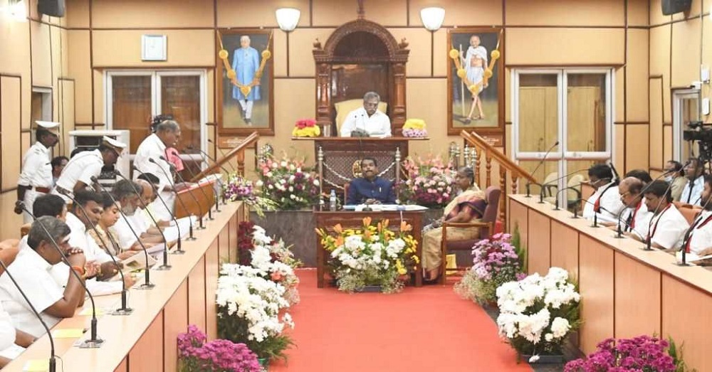  தொடர்ந்து, தற்போது நடைபெற்ற பட்ஜெட் தாக்கலில் அனைத்து குடும்ப அட்டைதாரர்களுக்கும் கேஸ் சிலண்டரில் விலையில் மாதம் ரூ.300 மானியம் வழங்கப்படும் என்று அறிவித்துள்ளார்.