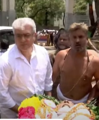  இந்த நிலையில் அஜித் குமாரின் தந்தை சுப்பிரமணியத்தின் உடல் பெசன்ட் நகரில் உள்ள மின்மயானத்தில் தகனம் செய்யப்பட்டது. அவரது உடலுக்கு நடிகர் அஜித்குமாரின் தம்பி அனில் குமார் இறுதிச் சடங்குகளை செய்ததாக கூறப்படுகிறது.