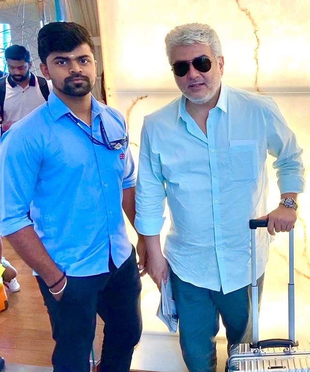  இந்த நிலையில் ரசிகர் ஒருவருடன் அஜித் எடுத்துக்கொண்ட புகைப்படம் சமூக வலைதளங்களில் வைரலாகிவருகிறது.